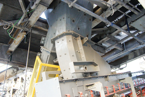 1 The rear chute wall in this image is bolted onto side flanges, allowing safer access