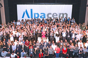 1 On the occasion of the 125th anniversary of the Wietersdorf Group, the employees were presented with the new umbrella brand Alpacem