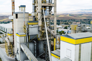 The completely closed VecoBelt conveys material over long distances while protecting it from environmental influences. It can overcome inclines of up to 18°