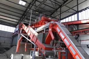 3 A Pyrosmart system monitors the falling flow at the conveyor belt downstream of the shredder at Jakob Becker Entsorgungs-GmbH. In the event of a fire, the material is redirected to a special fire box, averting a fire