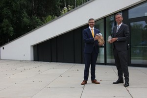 Arnulf Penker, Managing Director of FunderMax GmbH, and Bernhard Auer, Managing Director of Wietersdorfer Alpacem GmbH (f.l.t.r.)