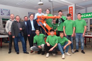 Florian Salzer, Operations Manager of the Wietersdorf cement plant, and Christian Schellander, Head of the Electrical Engineering Department, (both wearing a jacket & blue shirt) handed over an industrial robot to the mechatronics department of HTL1 Klagenfurt on behalf of w&p Zement GmbH