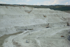 10 The dry mining operation with (a) electric face shovels and (b) surface miner at Volsk