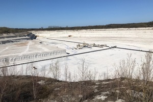 1 (a) View of the chalk quarry Neue Heidestrasse west of Lägerdorf and (b) The dark flint layers within this deposit