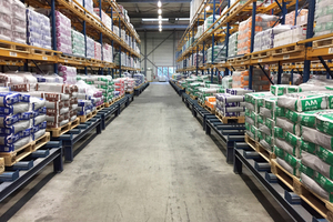 Paper sacks protect the product quality and performance for at least 18 months in storage. Image storage depot: Sika Deutschland, Rosendahl/Germany