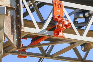 2 Blade replacement is a simple operation by removing the lock pin and sliding out the cartridge