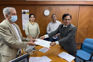 M.B. Raju, Chairman of Deccan Cement Ltd handing over the Letter of Award to D.D. Wanjale, Managing Director of Gebr. Pfeiffer India. In the background are Parvathi Raju (Managing Director) and Mr. Venkateshwarlu (Plant Director)