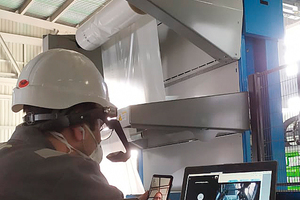1 On site: Beumer Smart Glasses, smartphone and laptop provide an audiovisual connection to Beumer Group