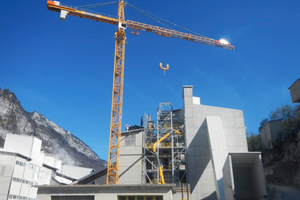 1 Limited space during assembly required a rotating tower crane