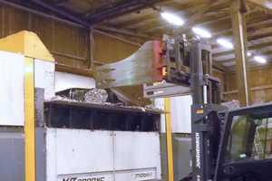 4 The material is delivered in foil bundles and loaded into the shredder with the help of a low-loader