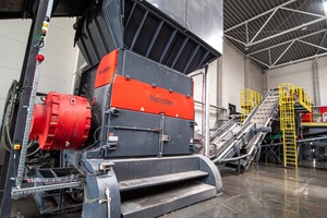 The VEZ 2500 TV with its high-torque drive handles the pre-shredding. A connected conveyor belt transports the material to the following processing stage