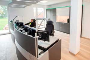 5 and 6 As well as being made with acoustically dampening materials, the DisplayWall also houses integrated air-conditioning functions. Cool air flows into the control room through ventilation grilles below the displays, rises diagonally, and cools the room. At 50 by 50 cm each, the air outlets in the DisplayWall are particularly large, making it possible to replace the air volume of the room at a very low flow speed