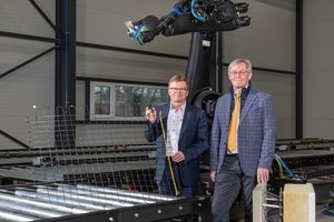 1 Prof. Tilo Heimbold (left) and Prof. Klaus Holschemacher with a carbon grid with integrated AS-Interface cable in the Carbon-reinforced Concrete Technology Center at HTWK Leipzig