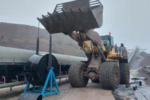 A wheel loader supported the installation work of the rubber conveyor belt in the Kallenhardt quarry. The employees were specially instructed for this assembly work