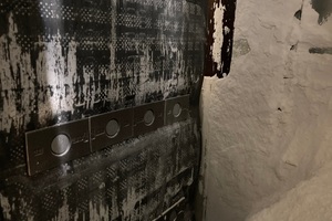 3 The buckets are mounted with forged segments and screws on the back side of the belt