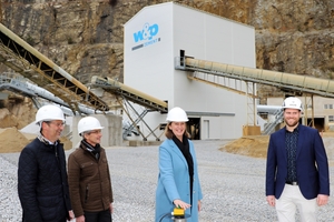 Robert Schmied, Site Manager in Peggau, Lutz Weber, Managing Director of w&p Zement, State Councilor Barbara Eibinger-Miedl and Jürgen Kolp, Mining Manager in Peggau at the first commissioning of the new raw stone processing plant (from right to left)