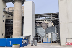 The pilot plant for CO2 recovery in Rohrdorf. So far, the CO2 has been stored in pressure vessels (bottom left in the picture). In the feasibility study by bayernets and Rohrdorfer, the possibilities for transport are now being investigated