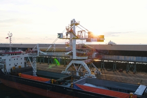 1 In the port environment, ship loaders ensure the fast, reliable loading of ships with bulk materials – for example urea fertilizers