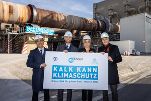Gilles Le Van (Air Liquide), Thomas Perterer (Lhoist), NRW Economics and Climate Protection Minister Mona Neubaur and Dr. Arnd Köfler (thyssenkrupp Steel) in front of the kilns at Europe’s biggest lime plant in Wülfrath (from left)
