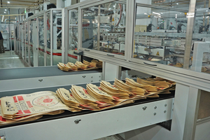 2 Crafters produces AD*STAR sacks with an easy-open closure that allows quick and convenient opening and emptying of the sacks