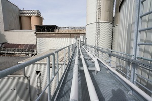7 Pipe bridge with pneumatic conveying pipes to the kiln