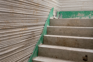 1 The facade structure on the first floor and the upper floor retains the original printed concrete structure