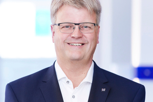 Klaus Siewecke (Head of Customer Support; left) and Guido Neu (Area Sales Manager Cement; right), the authors of the book, evaluated over 300 service visits, more than 50 plant analyses and the experience of all service technicians active worldwide