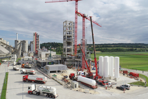 1 The vacuum-insulated tanks offer a total storage capacity of around 360 m3 of liquid oxygen, which is required in the new oxyfuel plant for combustion in the rotary kiln