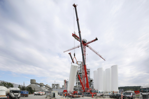 2 The tanks, each weighing around 26 t, were lifted onto the intended foundations by two mobile cranes in a tandem lift