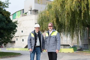 DI Christian Breitenbaumer hands over the management of the Kirchdorf cement plant to the current production manager Ing. Roland Kammerhuber