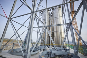 In the silos, the PCC will be deaerated by sedimentation and fed from there into three HAVER & BOECKER packers, depending on requirements and customer application
