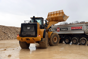 3 Hydraulic vibration damping of the loader enables efficient loading and transportation even on uneven terrain