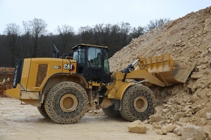 4 The wheel loader fills its Logmatic bucket, which measures over four cubic meters, with limestone