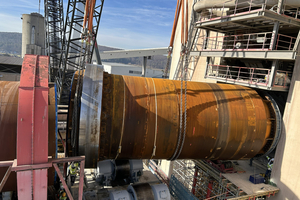 2 Centimeter-work during the final threading of the kiln shot with kiln tyre