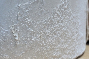 5 Crystallisation of sodium sulphate on the outer surface of a gypsum mould