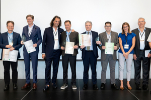 1 The Grand Prix Award jury, winners and participants from right to left: jury members Larry Challis (Challis Clarke Enterprises), Herbert Rode (Windmöller & Hölscher) and Carla Croso (Saccarta), Antonio Carlos de Liz (Klabin), Fabio Barbieri (Mondi), Wilhelm Dyckerhoff (dy-pack), EUROSAC president Alessandro Selmin (Corazza), Matthias Becker-Gröning (W. Gröning), Mark van der Merwe (Billerud) and moderator Ingo Theissen