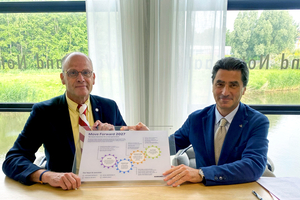 Picture from left to right: Henri De Boer, Managing Director of ESI Eurosilo B.V. and Dr Pietro de Michieli, CEO Aumund Group after the signing in Amsterdam on June 25th 2025