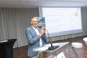 Dr Burkhard Naffin, 2nd Chairman of the BVK, announces the winners of the occupational safety competitions at the BVK general meeting.