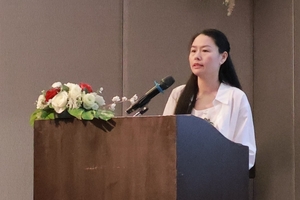 2 Prof. Dr. Lei Lei (right), Hunan University/China, presented on the compositional analysis of PCE polymers