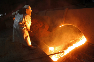 Blast furnace tapping: Pig iron and slag are separated