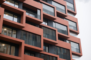 2 A total of 540 prefabricated parts were produced by hemmerlein in Bodenwöhr In addition to the three basic types - the balcony as an L-shaped element, the ceiling slab and the ceiling slab with balustrade - there were numerous special parts, for example at the corners of the building