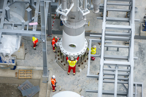 5 Mammoet installation technicians guide a column onto the foundation