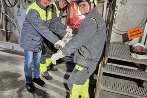 A spark that sets great things in motion: Joao Paulo Pereira (center) ignites the kiln for the first time, flanked by Erich Stadler (left) and Franz Lueger (right), who put the kiln into operation for the last time before their retirement