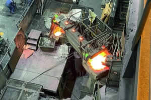 A radar sensor monitors the uniform feed of the scrap packages in the combustion chamber