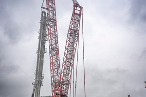 1 Erecting the absorber column for the CCU plant