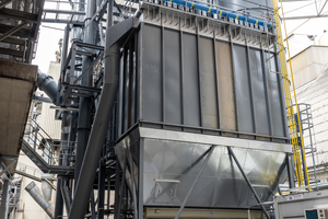 4 Rear view of the system. The exhaust air filter is in the foreground